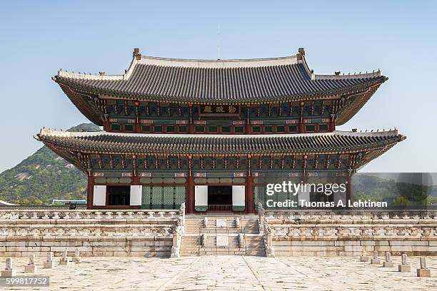 the throne hall at the gyeongbokgung palace in seoul - gyeongbokgung palace stock pictures, royalty-free photos & images