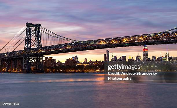 williamsburg bridge at sunset - williamsburg brooklyn stockfoto's en -beelden