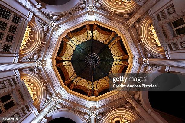 campineanu gallery, bucharest, romania - bucarest photos et images de collection