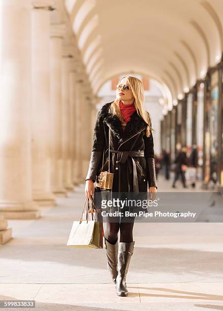 stylish young woman carrying shopping bags, covent garden, london, uk - covent garden 個照片及圖片檔
