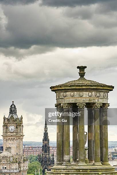 elevated cityscape with dugald stewart monument and scotts monument, edinburgh, scotland, uk - calton hill stock pictures, royalty-free photos & images