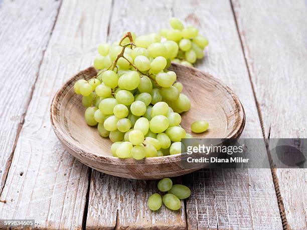 grapes in wooden bowl - witte druif stockfoto's en -beelden