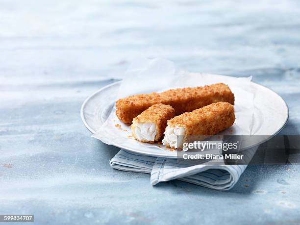 jumbo haddock fish fingers - fish fingers photos et images de collection