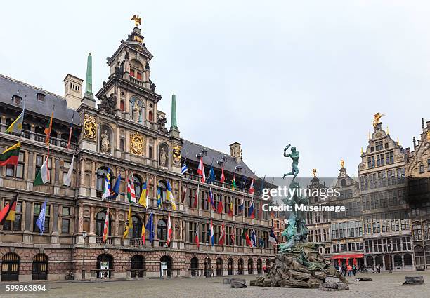 frontal view of the antwerp city hall and brabo - antwerpen provincie stockfoto's en -beelden