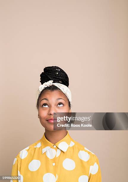 happy young woman looking up - raised eyebrows stockfoto's en -beelden