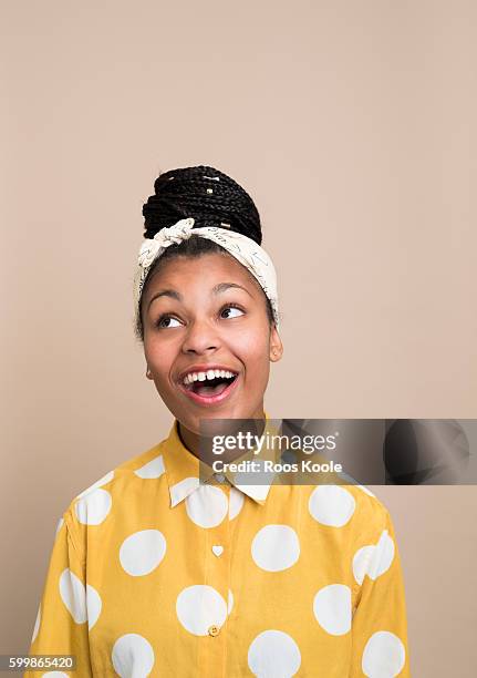 portrait of a young woman - portrait young colour background cool stockfoto's en -beelden