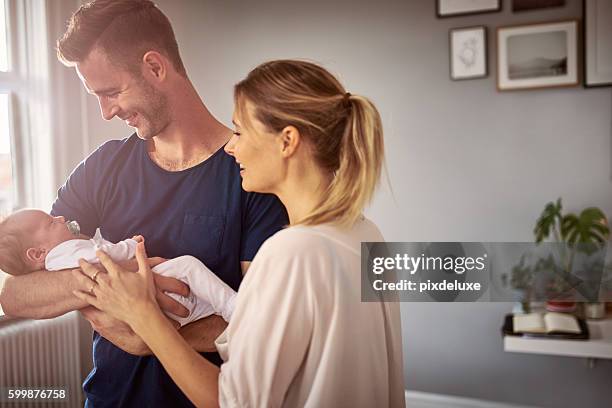 bienvenido, hemos estado esperando - mum dad and baby fotografías e imágenes de stock