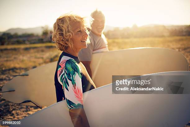 nie für surfen - senior women stock-fotos und bilder
