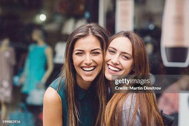 glückliche frauen - sisters stock-fotos und bilder