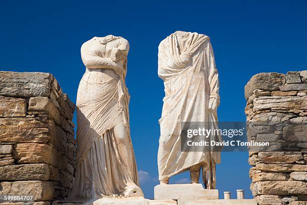 headless statues in the house of cleopatra, delos - grécia antiga imagens e fotografias de stock
