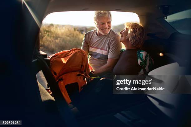 casal de idosos em uma viagem - car trunk - fotografias e filmes do acervo