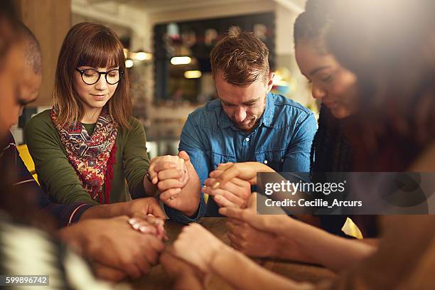 mostrando un espíritu de soporte - community spirit fotografías e imágenes de stock