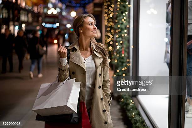 femme shopping de noël - london at christmas photos et images de collection