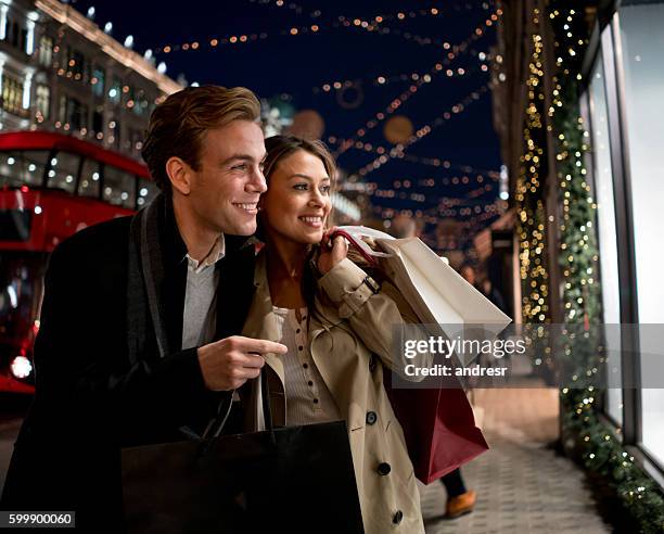 couple christmas shopping in london - couple london stockfoto's en -beelden