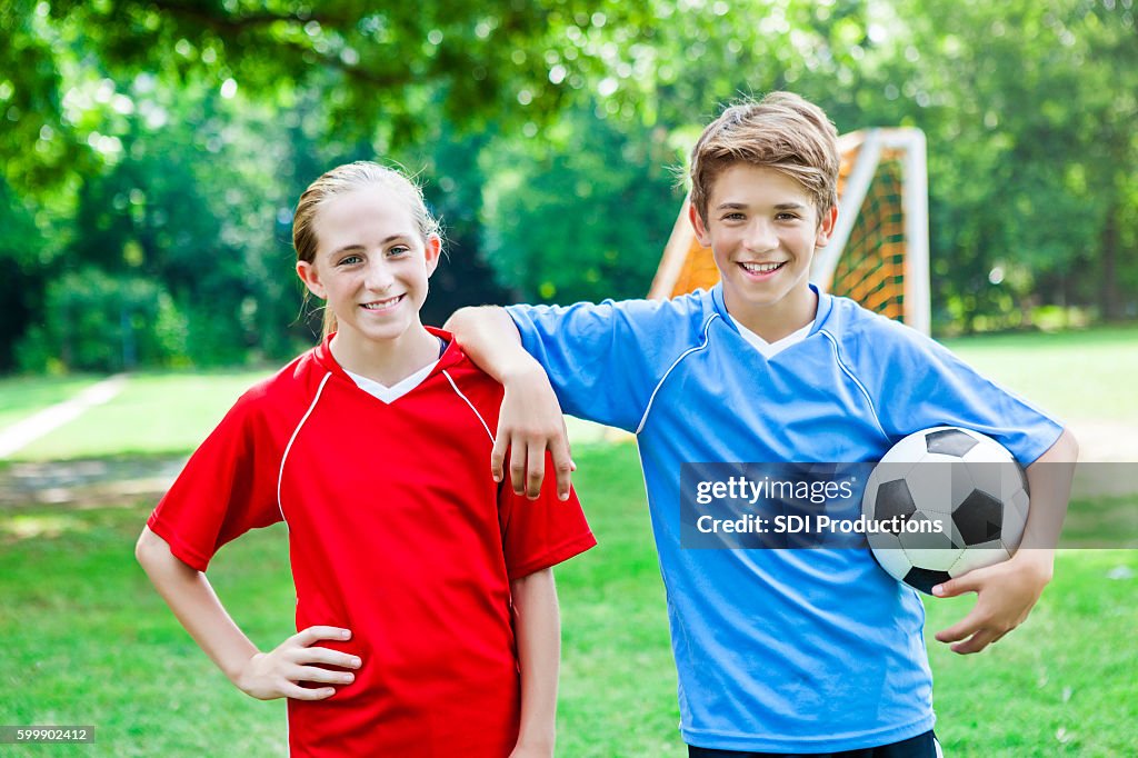 Joueurs de soccer amicaux de l’équipe adverse avant le match