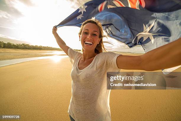 jovencita toma retrato selfie en la playa con bandera - día de australia fotografías e imágenes de stock
