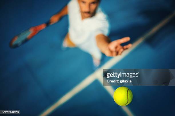 tennis serve. - tennisser stockfoto's en -beelden