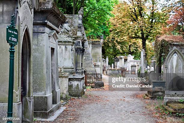 père-lachaise cemetery path, paris (france). - pere lachaise cemetery stock pictures, royalty-free photos & images