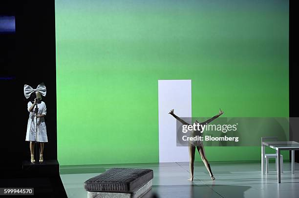 48 Sia Apple Stock Photos, High-Res Pictures, and Images - Getty Images