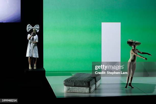 48 Sia Apple Stock Photos, High-Res Pictures, and Images - Getty Images