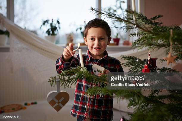 small boy lighting up christmas tree - 4 5 jahre stock-fotos und bilder