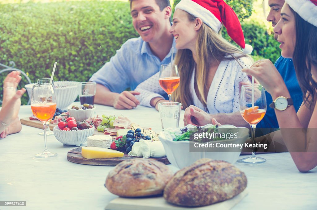 Groupe de personnes célébrant avec des chapeaux de Père Noël.