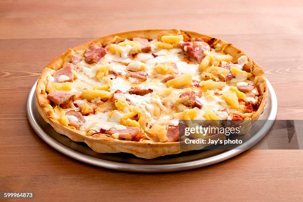 pizza ham pineapple on plate - hawaiian pizza stock pictures, royalty-free photos & images