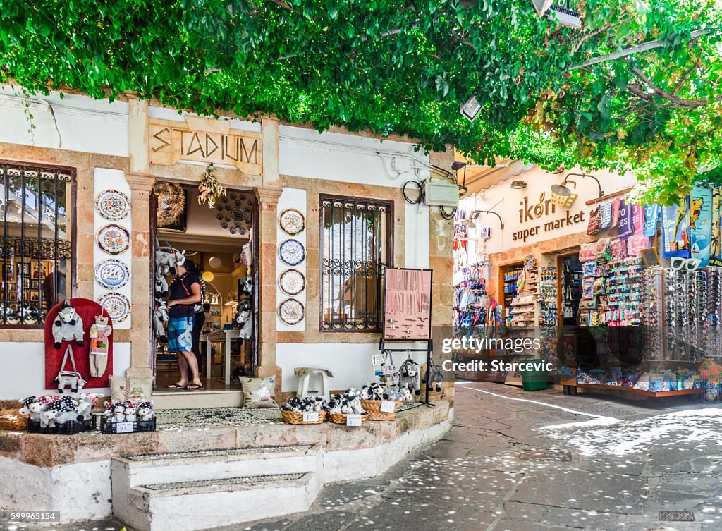 Ruas estreitas e arquitetura tradicional de Lindos - Rodes, Grécia