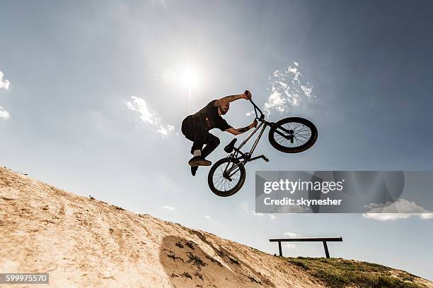 below view of bmx cyclist jumping against the sky. - bmx cycling 個照片及圖片檔