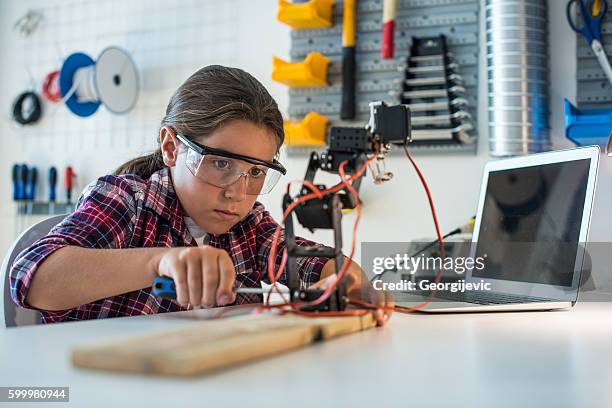 education and science - child with robot stockfoto's en -beelden
