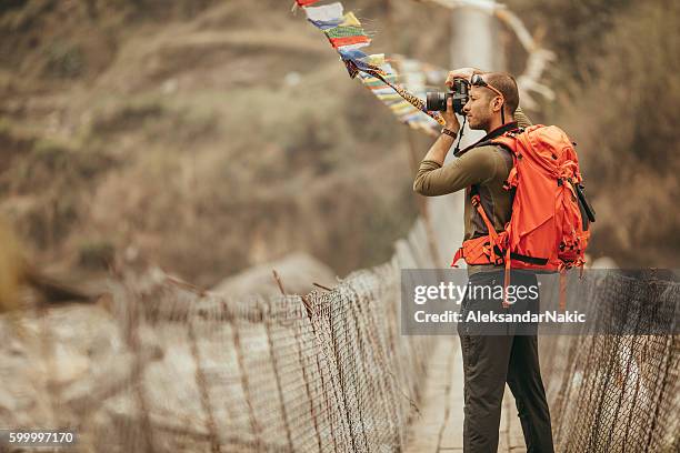 wanderer, der die ansicht einfängt - nepal trekking stock-fotos und bilder