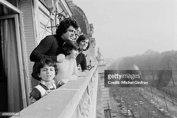 Algerian French Pied noir singer and songwriter Enrico Macias and his wife Suzy Leyris and their children Jocy and Jean-Claude Ghrenassia at home in...
