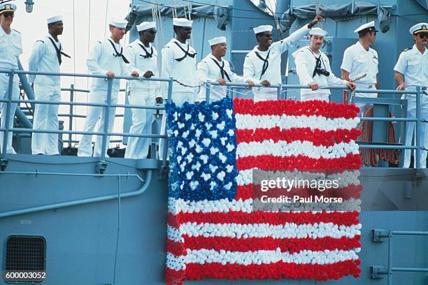 Family and friends greet troops returning on frigate USS Stark after being struck by two Iraqi-launched Exocet missiles fired from an Iraqi Mirage F1...