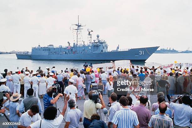 Family and friends greet troops returning on frigate USS Stark after being struck by two Iraqi-launched Exocet missiles fired from an Iraqi Mirage F1...