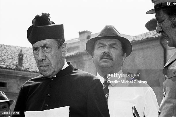 French actor Fernandel and Italian actor Gino Cervi on the set of Don Camillo , directed by Julien Duvivier.