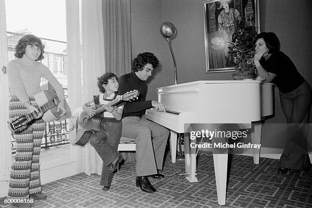 Algerian French Pied noir singer and songwriter Enrico Macias and his wife Suzy Leyris and their children Jocy and Jean-Claude Ghrenassia at home in...