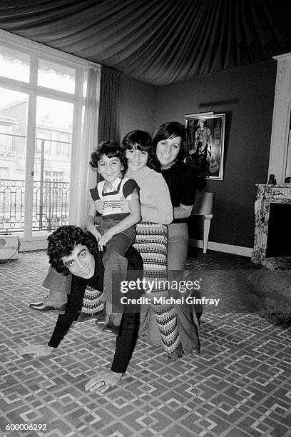 Algerian French Pied noir singer and songwriter Enrico Macias and his wife Suzy Leyris and their children Jean-Claude and Jocy Ghrenassia at home in...