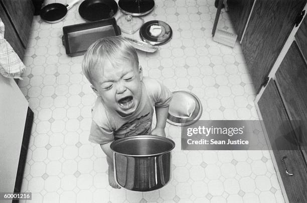 boy playing with pots and pans, screaming - schreiendes baby stock-fotos und bilder