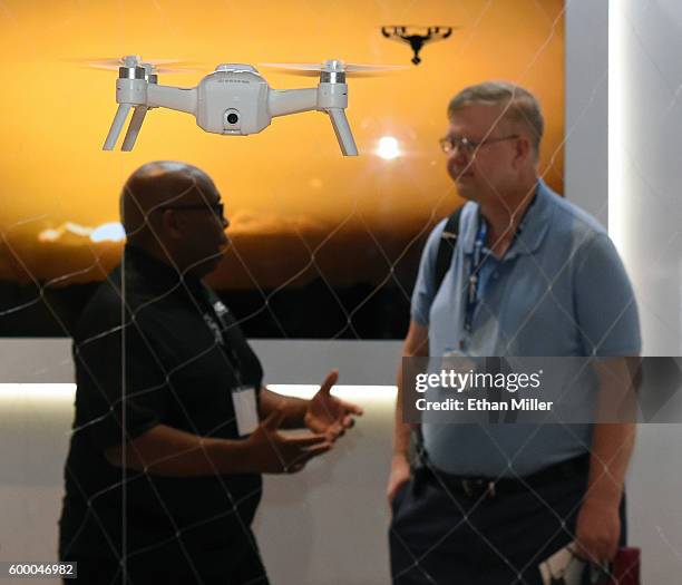 Drone Selfie Stock-Fotos und Bilder - Getty Images