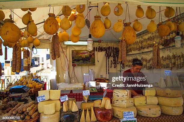 vizzini, sicilia: caseta de quesos en el festival ricotta - catania sicily fotografías e imágenes de stock
