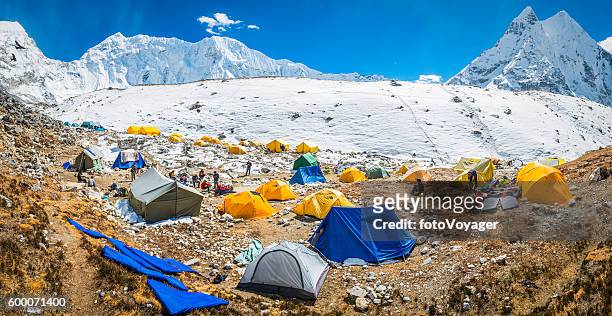 mountaineers at base camp tents snowy himalaya mountains wilderness nepal - base camp stockfoto's en -beelden