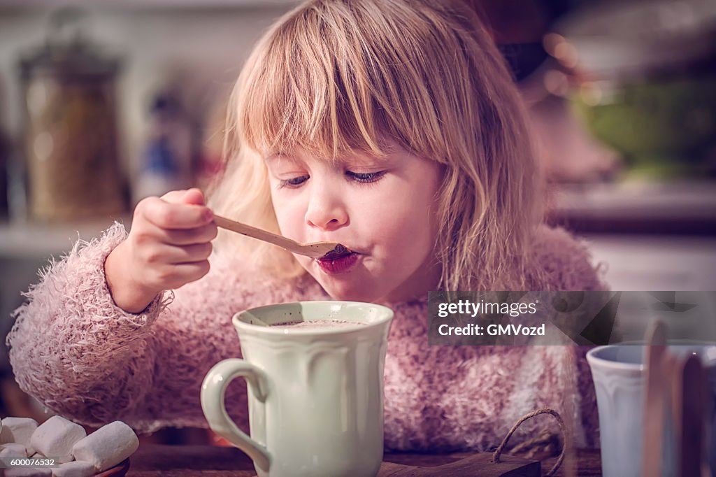 Carino piccolo Gril preparazione di cioccolata calda Bar con cucchiaio