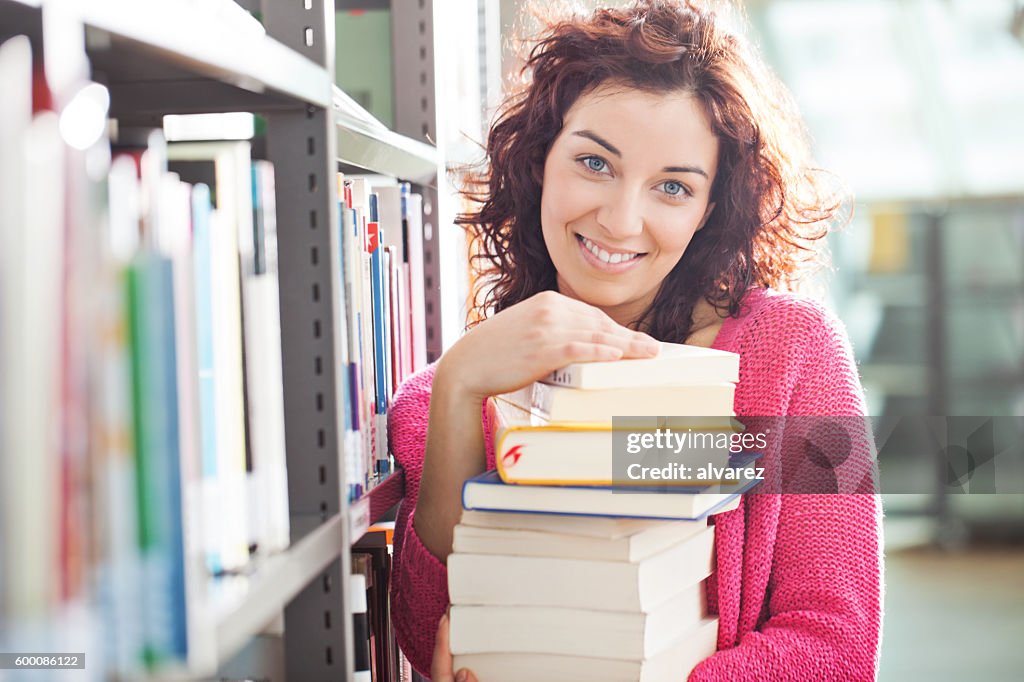 Junge Studentin in einer Bibliothek