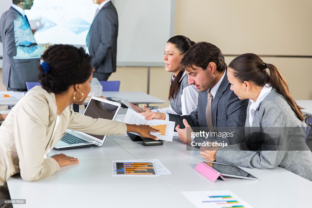 Business meeting.black Dozent mit digitalen Projektor, hausgemachte Folie