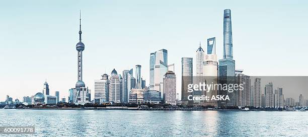 shanghai city skyline - shanghai stockfoto's en -beelden