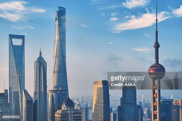 shanghai city skyline - shanghai stockfoto's en -beelden