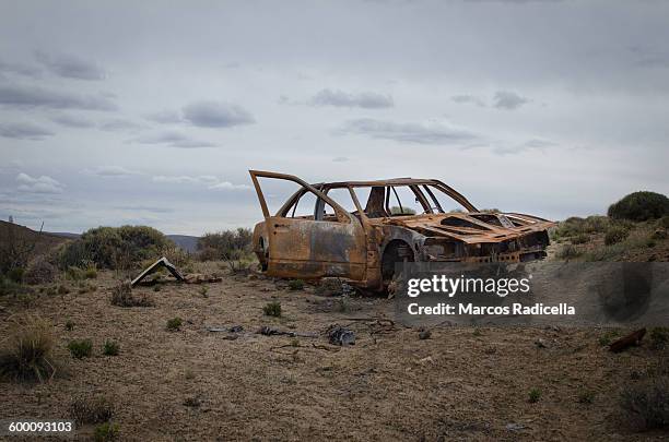 car scrap in the middle of nowhere - abandoned car - fotografias e filmes do acervo