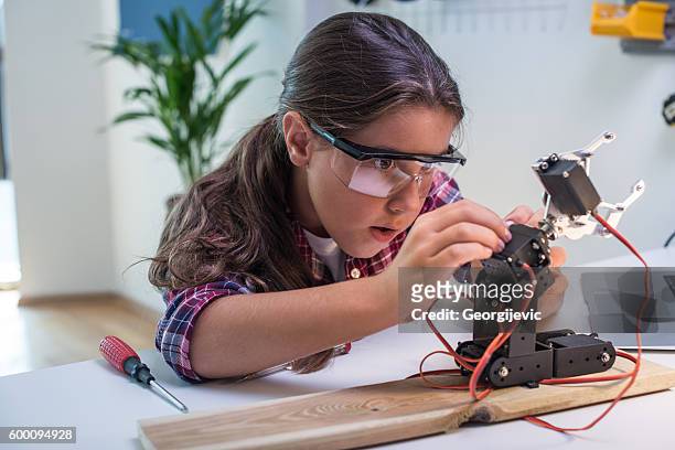 robotik-grundlagen lernen - very young girls stock-fotos und bilder