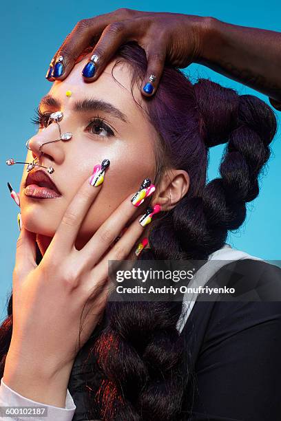 praying girl - nagelkunst stockfoto's en -beelden