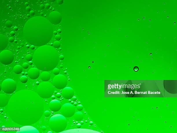 full frame of circular bubbles floating on water green - water conservation fotografías e imágenes de stock